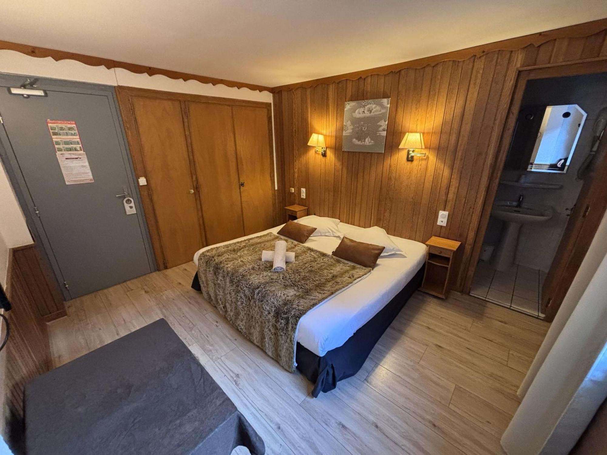 Two Connecting Double Rooms,1742650175:JPEG